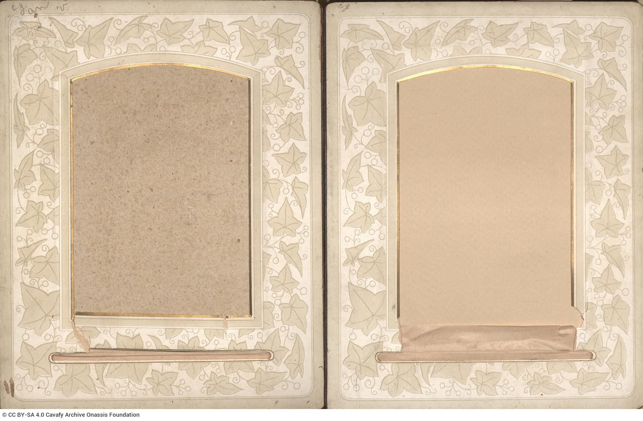 Δερμάτινο άλμπουμ φωτογραφιών με λεπτομέρειες από μεταλλικά λουλού