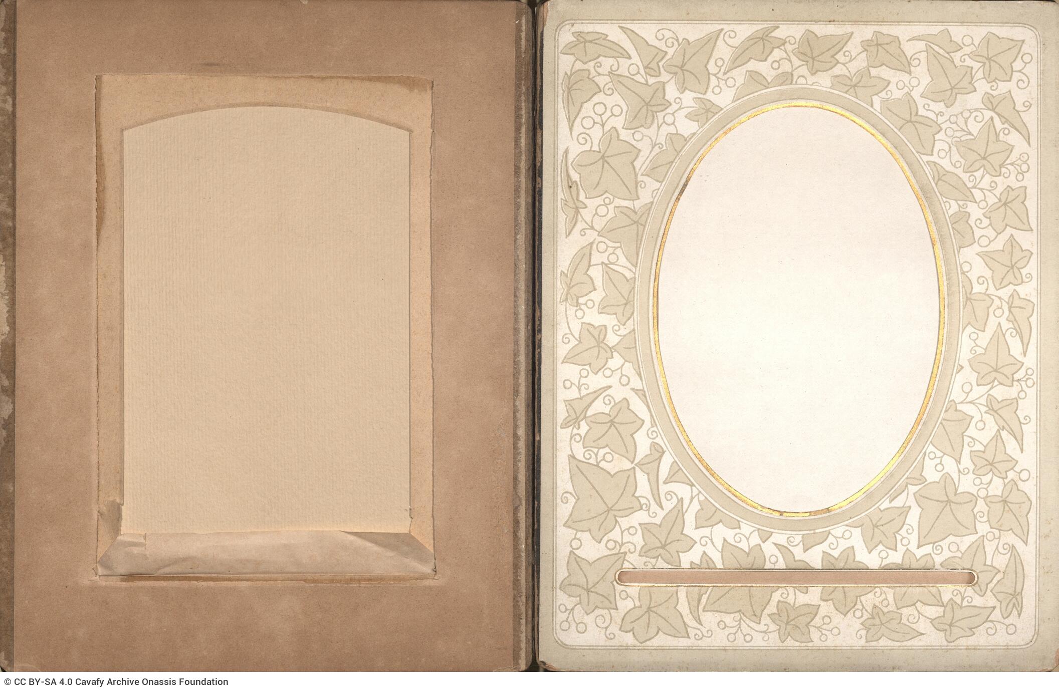 Δερμάτινο άλμπουμ φωτογραφιών με λεπτομέρειες από μεταλλικά λουλού