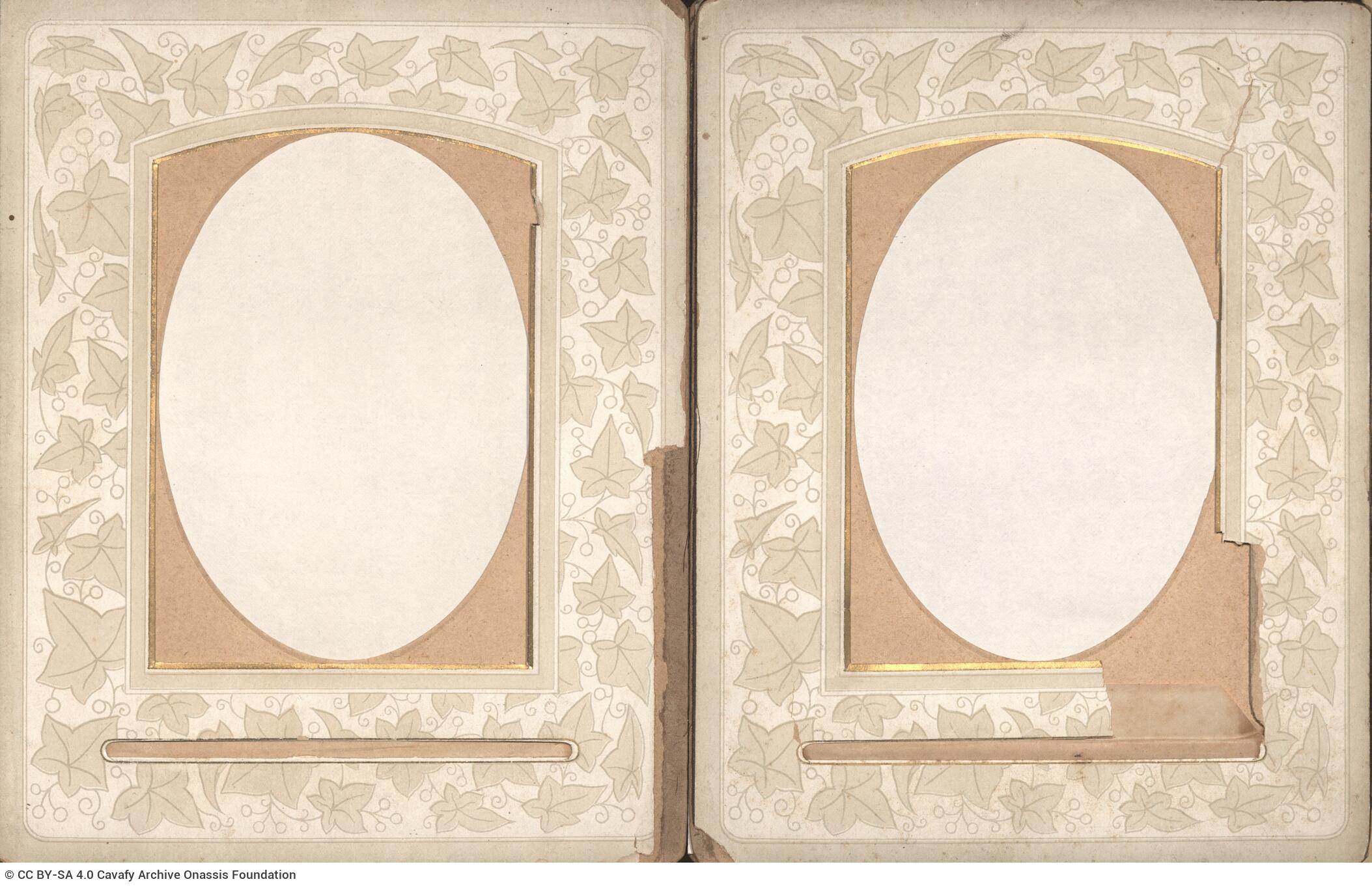 Δερμάτινο άλμπουμ φωτογραφιών με λεπτομέρειες από μεταλλικά λουλού