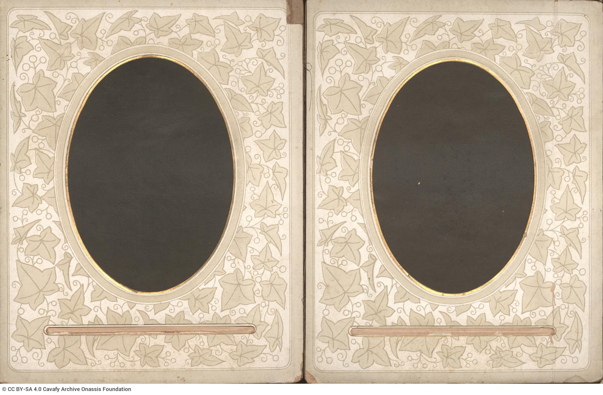 Δερμάτινο άλμπουμ φωτογραφιών με λεπτομέρειες από μεταλλικά λουλού