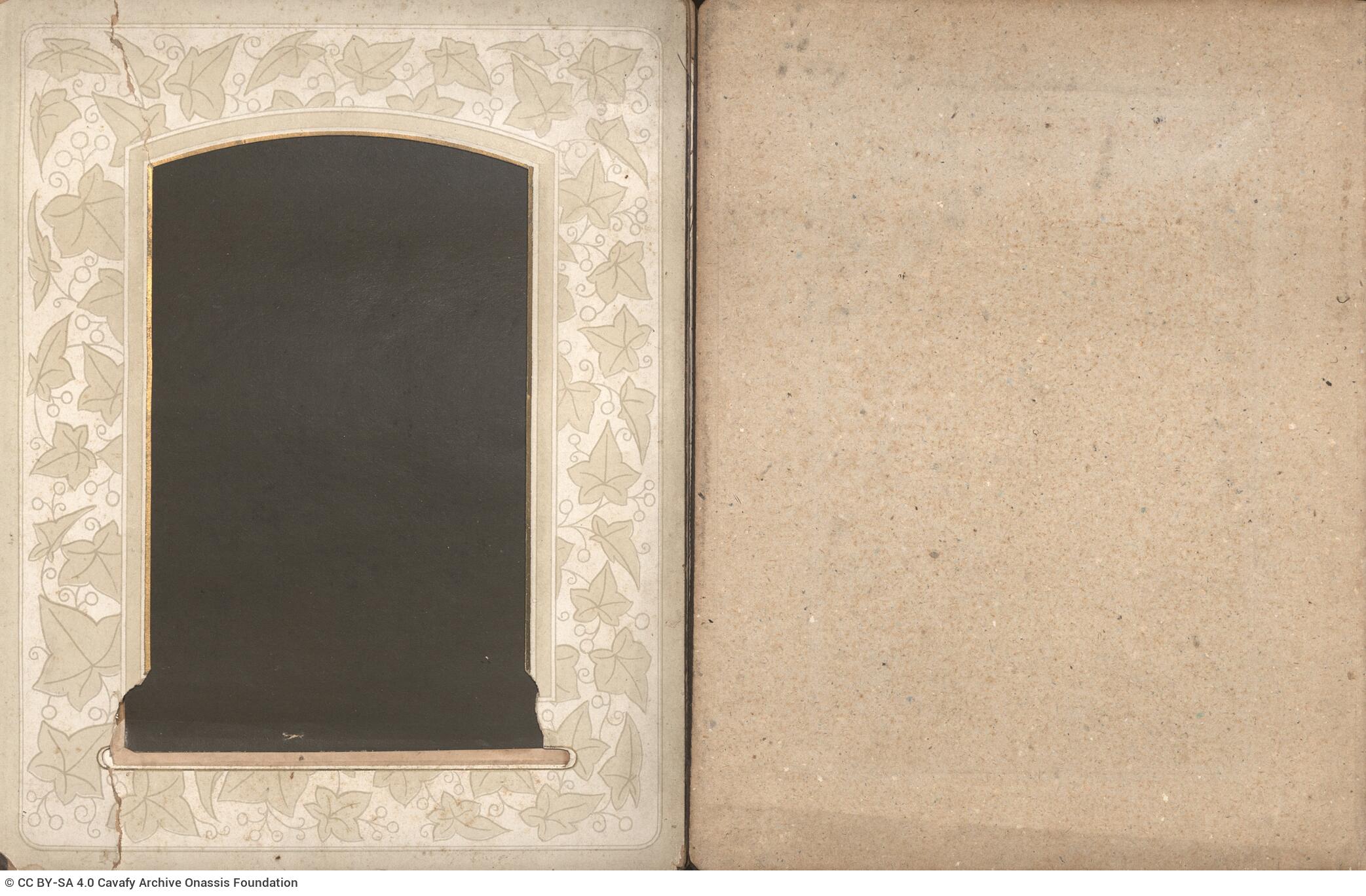 Δερμάτινο άλμπουμ φωτογραφιών με λεπτομέρειες από μεταλλικά λουλού