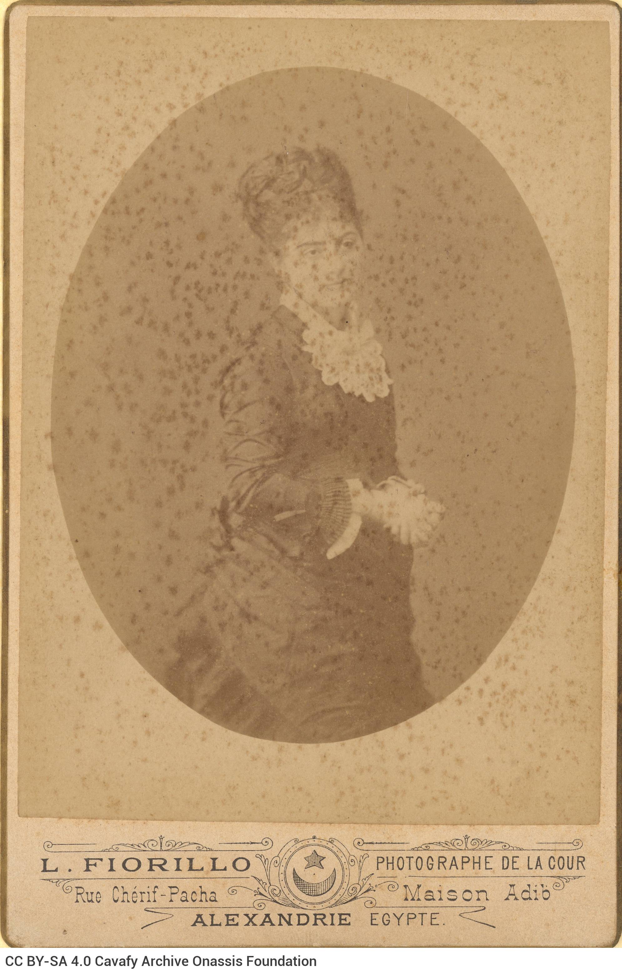 Undated photograph of an unknown woman. The name and address of the photographer in the lower part of the recto. Blank verso.