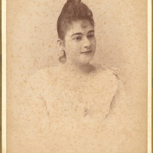Photographic portrait of a woman in a white dress and her hair worn up. The logo of the photo shop in the lower part of the r