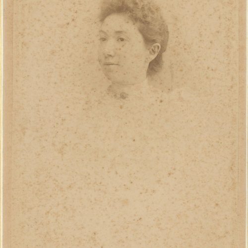Photographic portrait of a young woman. The logo of the photo shop in the lower part of the recto as well as on the verso.