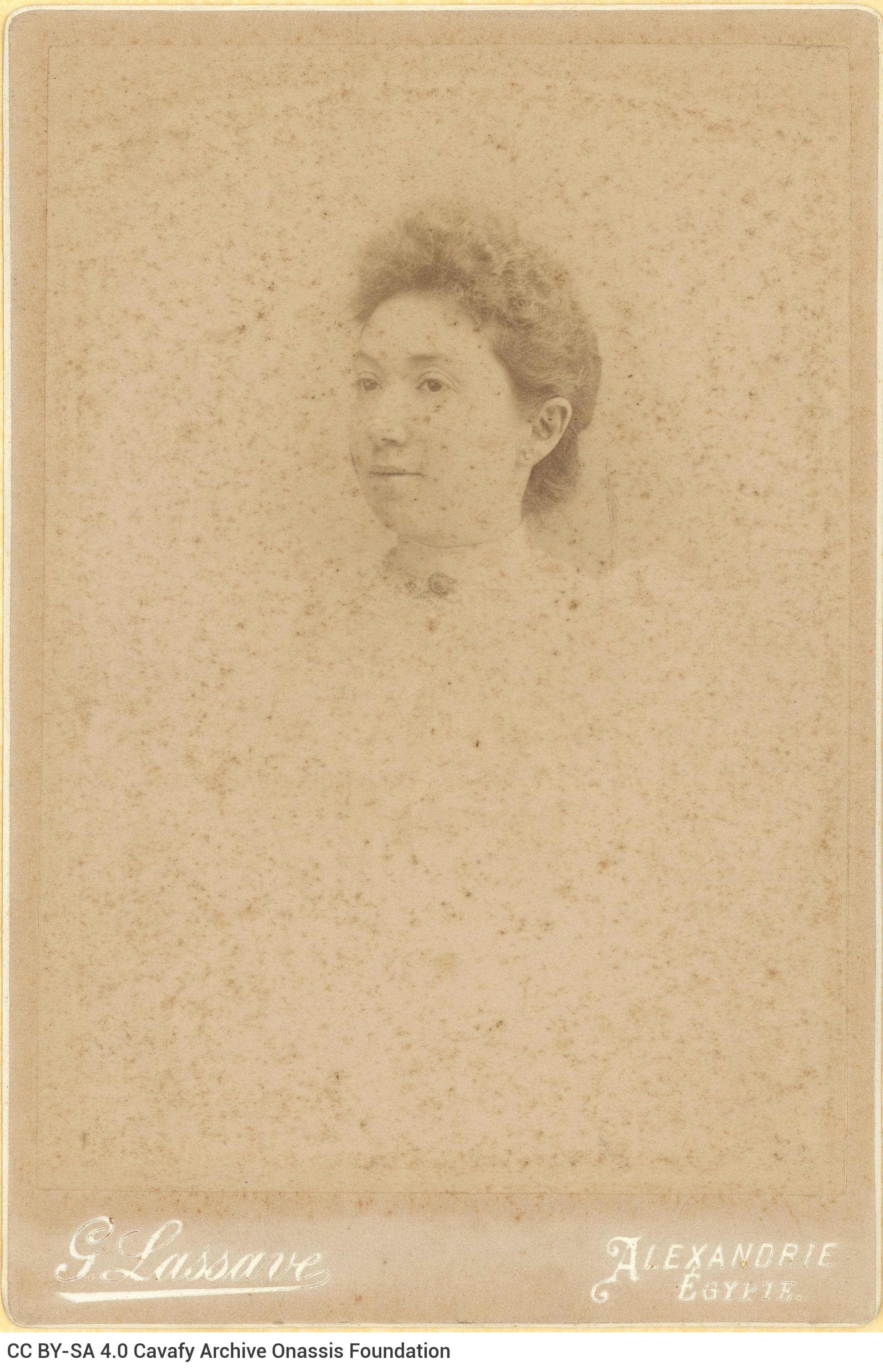 Photographic portrait of a young woman. The logo of the photo shop in the lower part of the recto as well as on the verso.