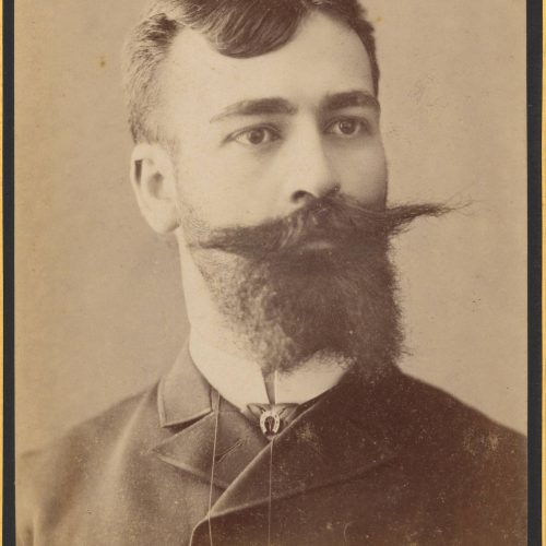 Φωτογραφικό πορτρέτο νέου άνδρα με μεγάλο μουστάκι και γενειάδα. Ο λ