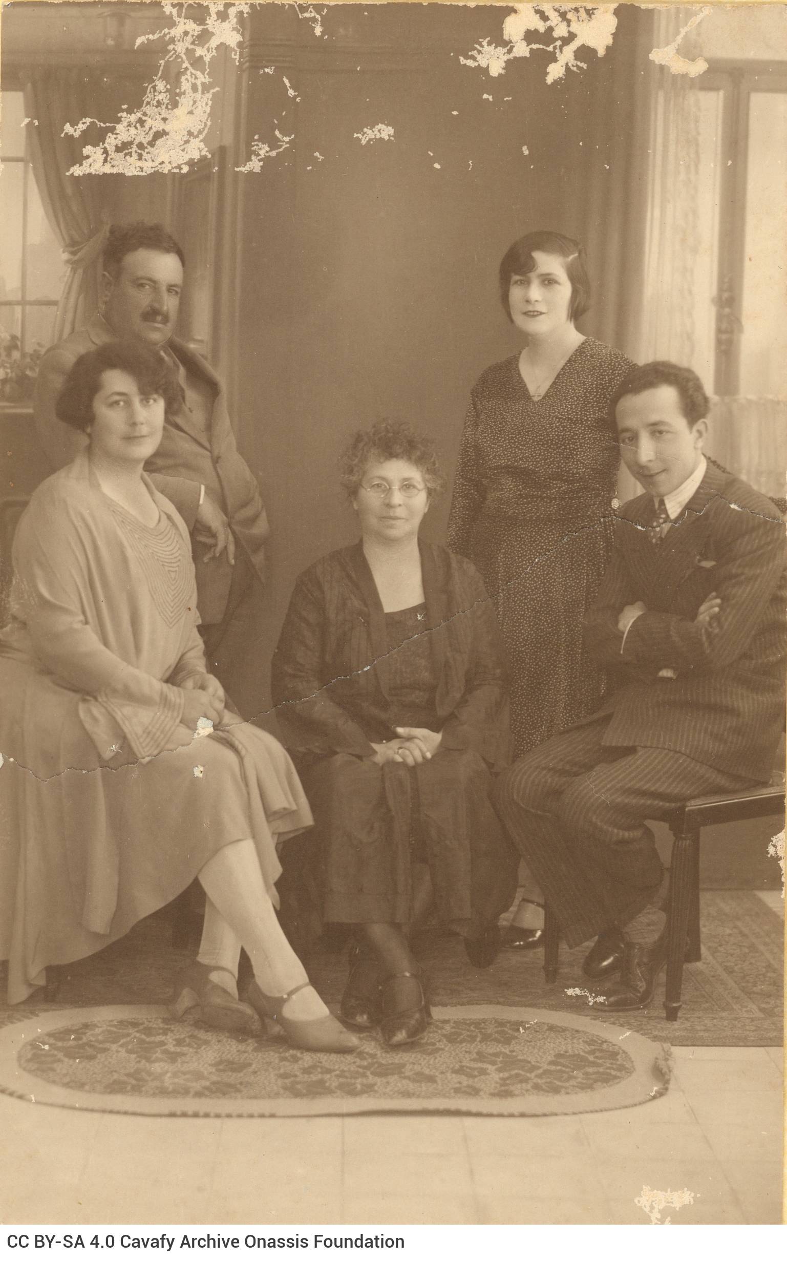 Photograph of D. Stefanopoulos with members of his family and Alekos Singopoulo (last on the right). Handwritten dedication t