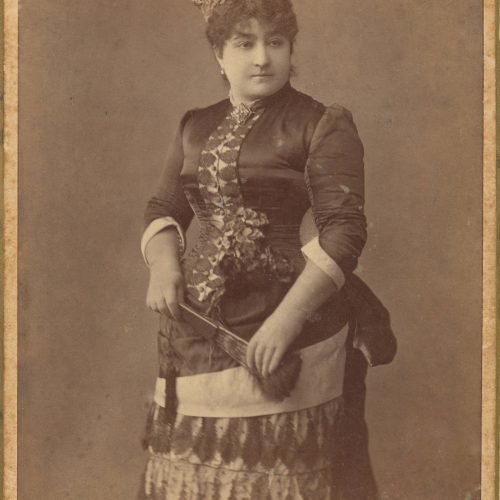 Φωτογραφία της Χαρίκλειας Καβάφη στην Κωνσταντινούπολη (1882-1885). Φορά