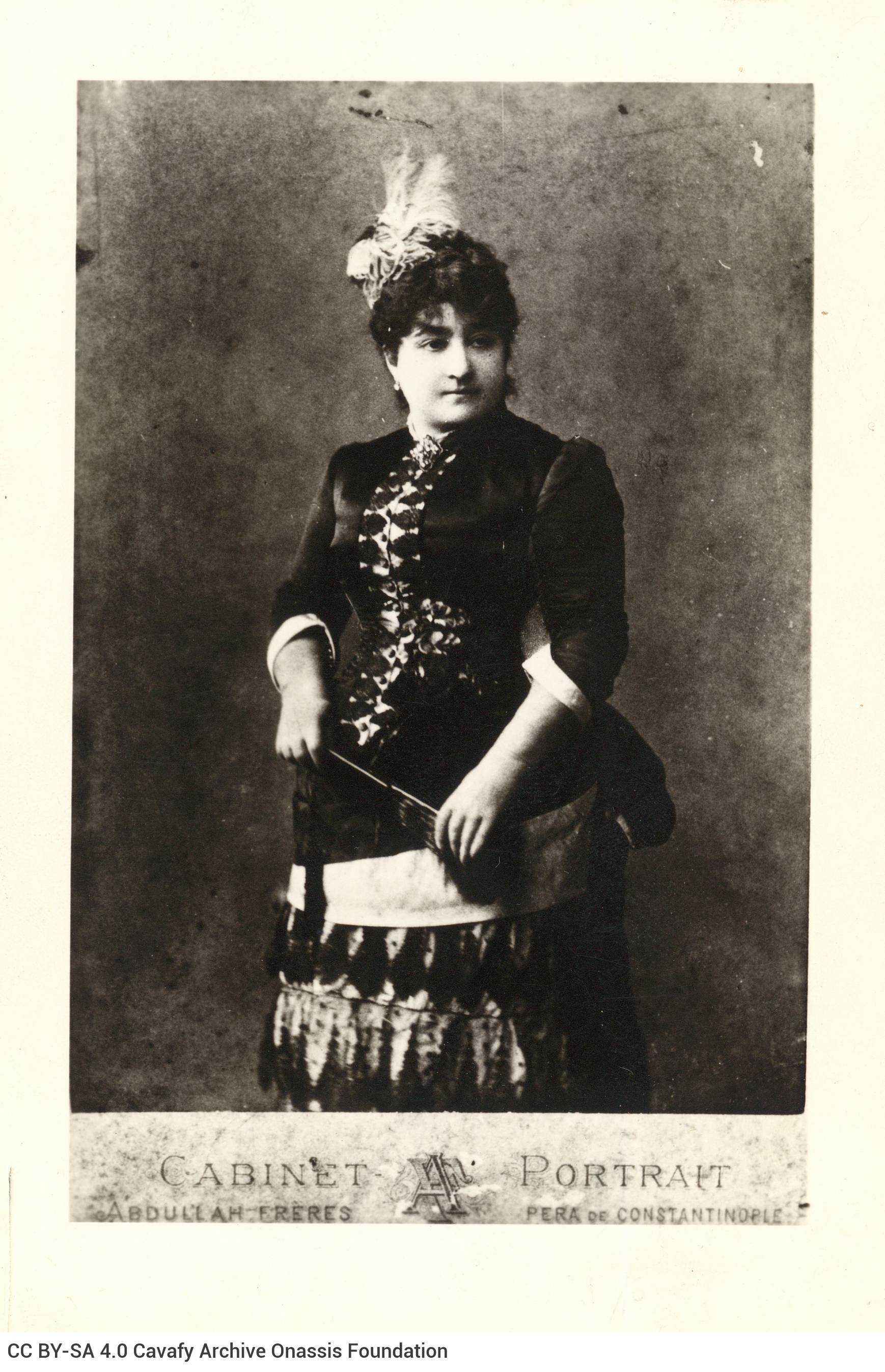 Φωτογραφία της Χαρίκλειας Καβάφη στην Κωνσταντινούπολη (1882-1885). Φορά