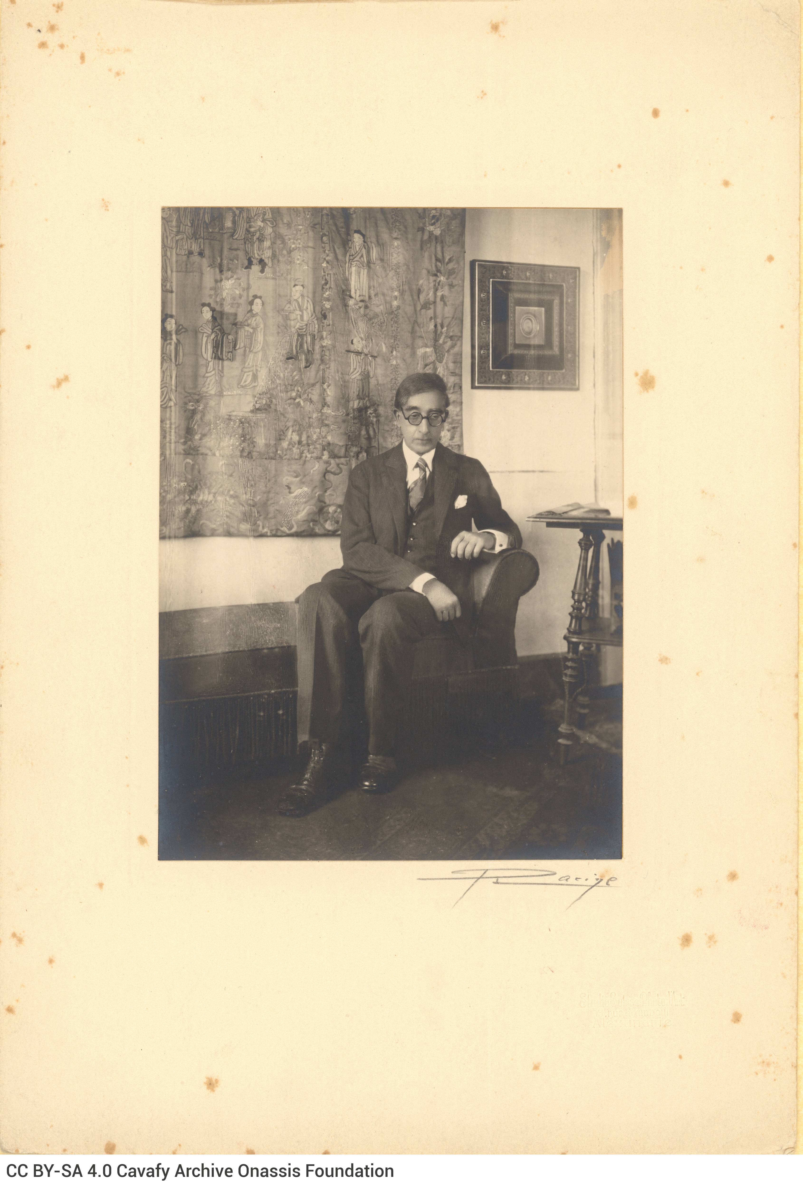 Φωτογραφικό πορτρέτο του Καβάφη σε ώριμη ηλικία στο διαμέρισμά του, 