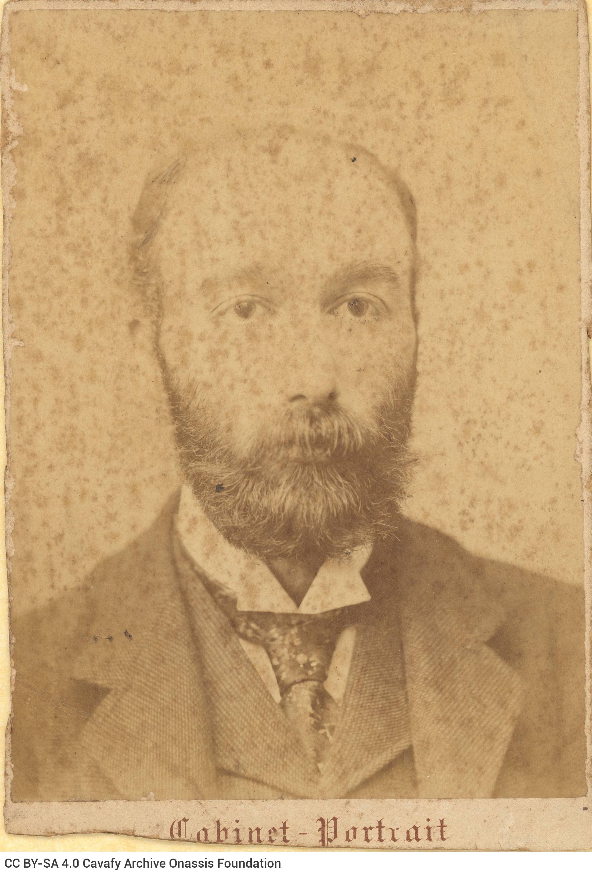 Φωτογραφικό πορτρέτο άνδρα με μουστάκι και γενειάδα, κοστούμι και γ�
